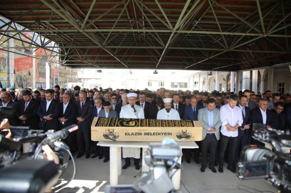 Cumhurbaşkanı Yardımcısı Yılmaz, Elazığ'daki Cenazeye Katıldı